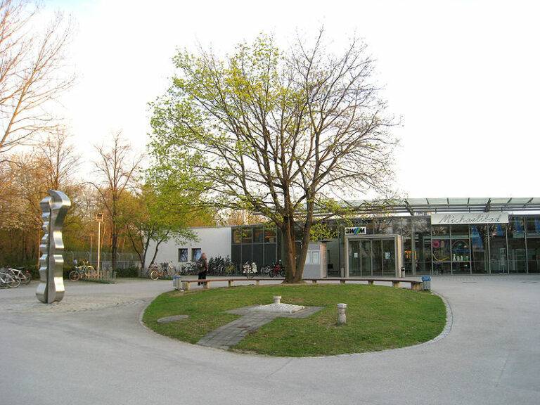 Schulklasse im Michaelibad München