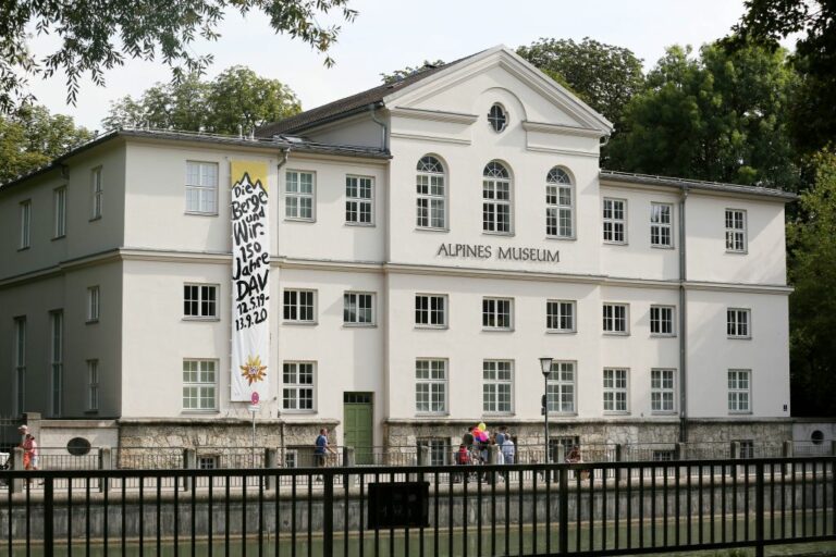 Schulklasse im Alpinen Museum München