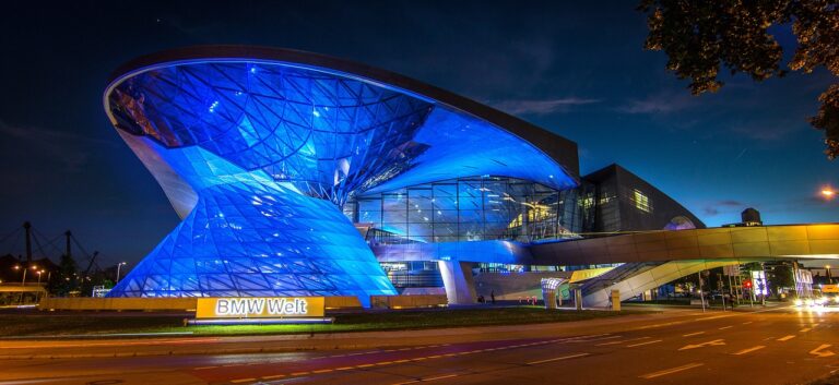 Schüler besuchen die BMW-Welt München