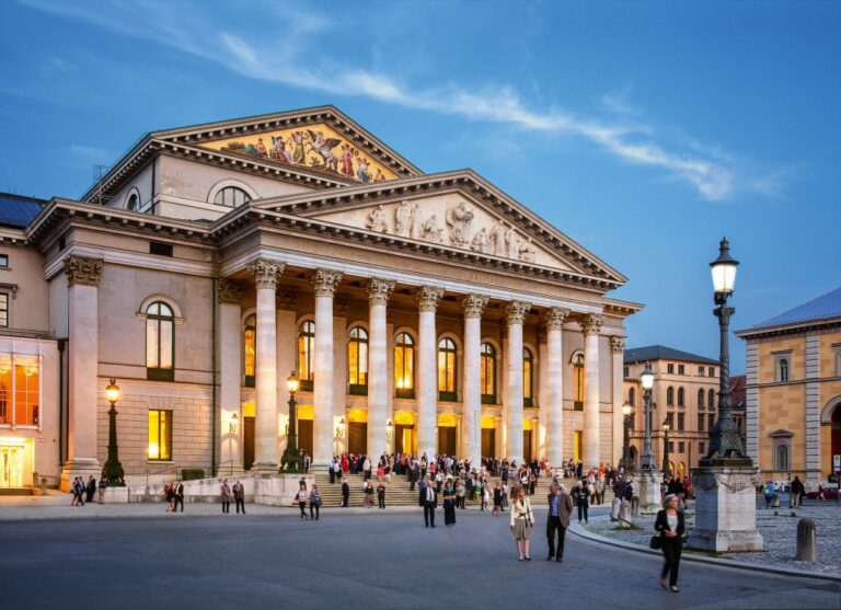 Schulklasse besucht die Bayerische Staatsoper München