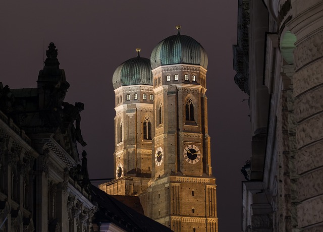 Schüler:innen besuchen die Frauenkirche in München