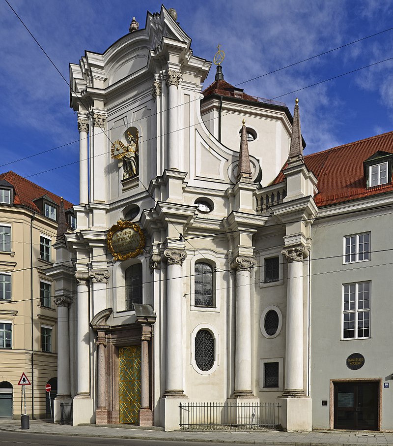 Schüler:innen besuchen die Dreifaltigkeitskirche München