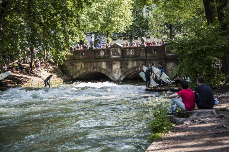 Schulklasse besucht die weltberühmten Surfspots an den stehenden Wellen Münchens