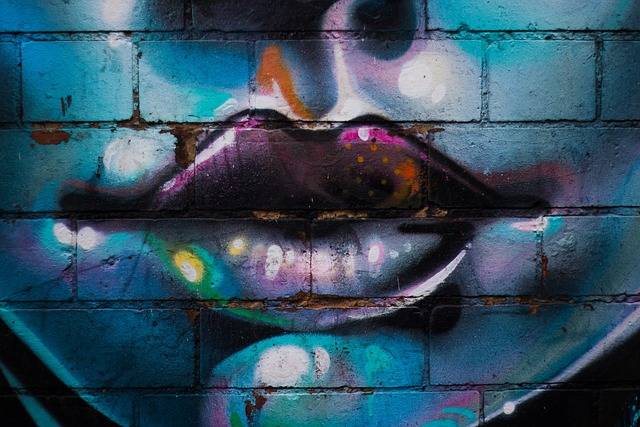 Streetart München - Graffiti-Lippen auf einer blauem Ziegelmauer