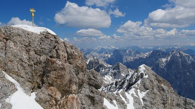 Während der Klassenfahrt nach München via Tagesausflug zur Zugspitze. Im Bild der schroffe Gipfel der Zugspitze mit dem goldenen Gipfelkreuz