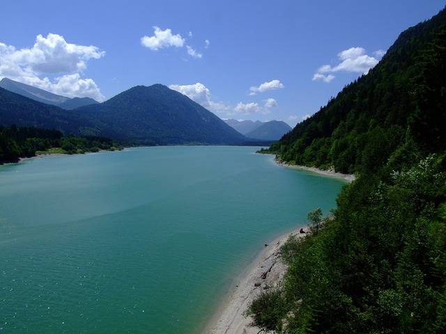 Badeseen bei München während der Klassenfahrt besuchen. Im Bild der Walchensee mit Bergen im Hintergrund.