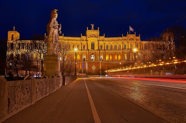 Highlight jeder Klassenfahrt nach München ist ein Spaziergang über die Maximilianstraße. Ein Eldorado für Shopping- und Architekturfans.