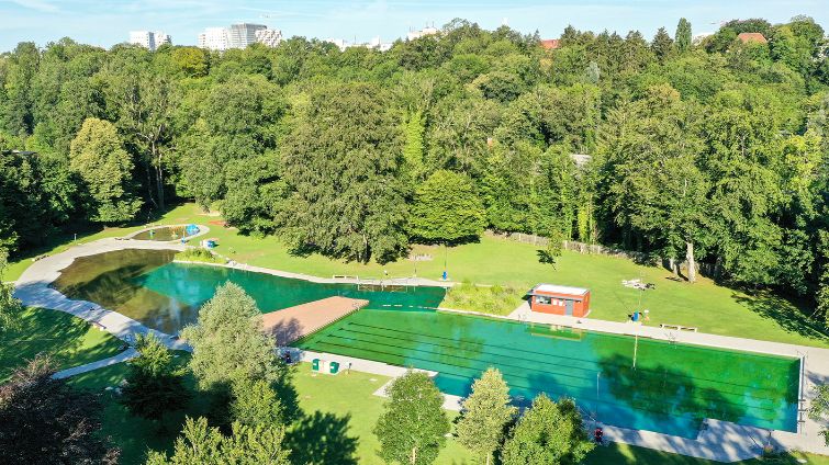 Für die Klassenfahrt nach München ist das Naturbad Maria Einsiedel eine naturnahe und entspannte Option. Das eindeutig schönste Freibad in ganz München